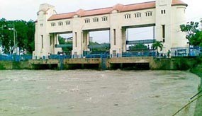 Tower Pemantau Ketinggian Air di Katulampa Roboh