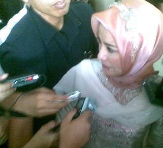 Istri Abdullah Puteh Sambangi KPK
