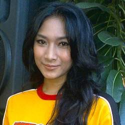 Happy Salma Nggak Percaya Kiamat 2012