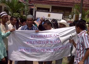 Kantor PLN Ambunten Dikepung Warga