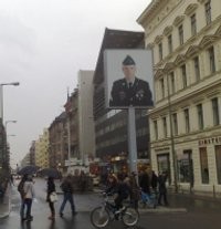 Melintas Batas di Checkpoint Charlie 