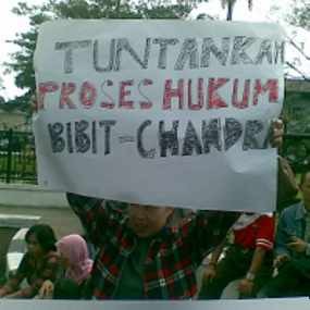 Massa GMBI Minta Presiden Jangan Mau Diintervensi oleh Tim 8