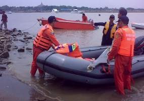 Pengunjung Pantai Marina Cuek