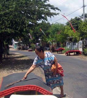 Tradisi Suku Using Jemur Kasur Massal