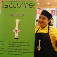 Chef Asing Pesan Kostum Lewat Website