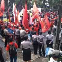 Buruh Tuntut Gubernur Jatim Revisi UMK 