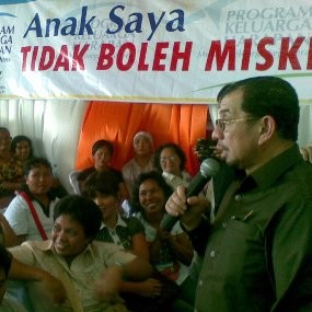 Mensos Serahkan Bantuan PKH Rp 31 M Pada Warga Sulut