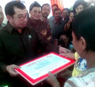 Mensos Serahkan Bantuan PKH