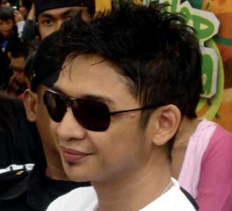 Pasha Ungu Berkacamata