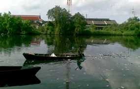 Byur! Ramai-ramai Nyebur ke Kali Ancol Berebut Belut & Lele Pesugihan