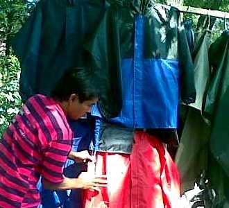 Pedagang Jas Hujan Panen