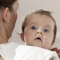 Pentingnya Bayi Bersendawa Usai Menyusui