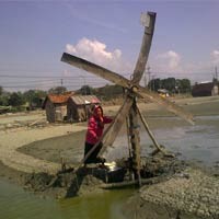 Jelang Musim Hujan, Petani Garam Siap Panen Dini