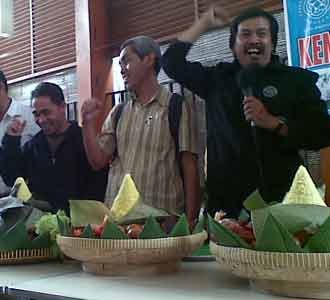 MA Larang UN, Guru dan Siswa Tumpengan