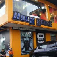 Melebur di Rock House 