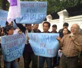  Jurnalis Indonesia Tabur Bunga di Kedubes Filipina