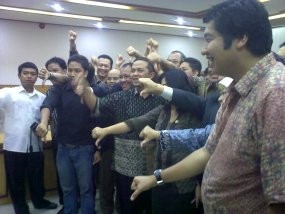 Kompak dan Pengusung Angket Acungkan Jempol ke Bawah