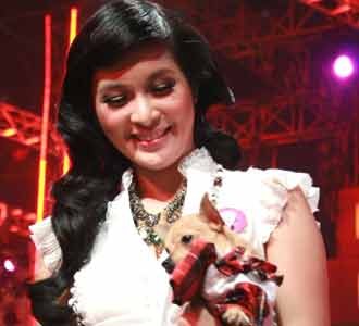 Sandra Dewi Dengan Anjing Kecilnya