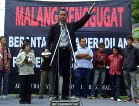 Malang Menggugat Desak SBY Copot Kapolri Dan Kejagung