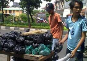 Mengais Rezeki dari Hitamnya Arang