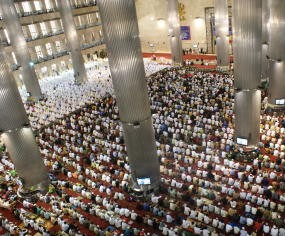 Tampak Khusyuk, SBY-Boediono Salat Id di Istiqlal 