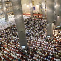 Tampak Khusyuk, SBY-Boediono Salat Id di Istiqlal 