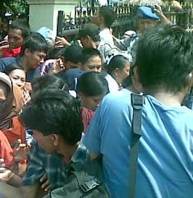 Warga Dorong-dorongan & Sapi Lepas di Lapangan Bhayangkara