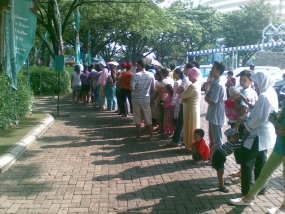 Ramai-ramai Antre Sate & Gulai Kurban di Masjid Pondok Indah