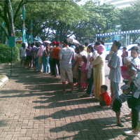 Ramai-ramai Antre Sate & Gulai Kurban di Masjid Pondok Indah