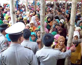 Demi Daging Kurban, Warga Rela Berdesak-desakan