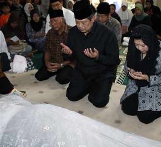 SBY Melayat Istri Bachtiar Chamsyah