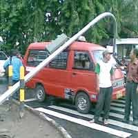 Traffic Light Polisi Istimewa Ambruk Timpa Angkot 