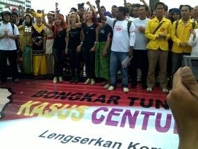 Pakai Baju Adat, Massa Kompak Demo di Bundaran HI