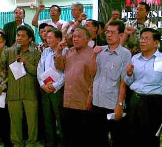 Para Aktivis Bahas Century