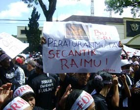 Ratusan Buruh Rokok Tolak Kenaikan Tarif Cukai