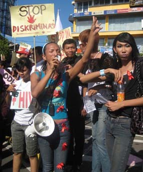Jelang Hari HIV/AIDS, Puluhan Waria dan Gay Turun ke Jalan
