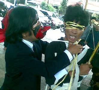 Aksi Teaterikal Dukung KPK