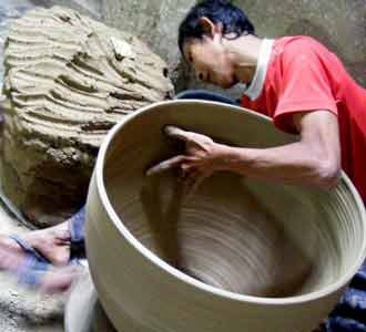 Melongok Industri Keramik