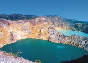 Bau Belerang Menyengat Tak Cegah Wisatawan Nikmati Indahnya Kelimutu