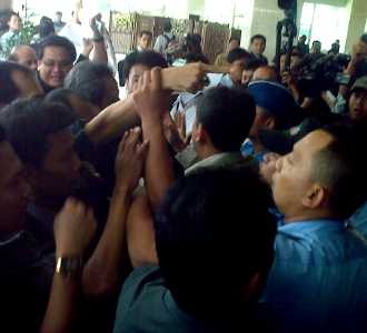 Aksi Saling Dorong di DPR
