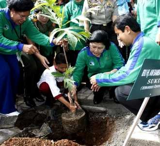 Ibu Ani Tanam Pohon