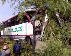 Kritis, Korban Bus Akas Tabrak Pohon Asam Dirujuk ke Surabaya