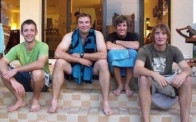 Iran Bebaskan 5 Warga Inggris