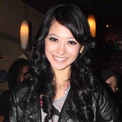 Poppy Bunga Nggak Risih Dikelilingi Anak Band