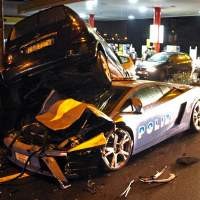 Mamma Mia! Mobil Polisi Tabrakan Keras