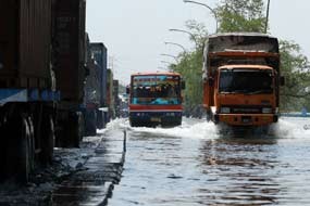 Jl RE Martadinata Tergenang Rob, Banyak Motor Mogok