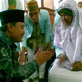 Gus ipul Sambut Kedatangan Jamaah Haji