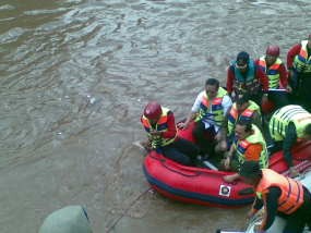 Gubernur DKI, Menko Kesra dan Mensos Susuri Ciliwung 