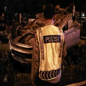 Sedan Terbalik di Dekat Ratu Plaza