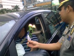 Pembagian Bunga HUT Polda Macetkan Lalin Bundaran HI 